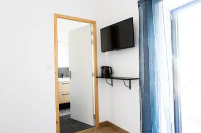 Télévision ou salle de divertissement dans l'établissement Chambre tropicale privée au coeur d'un village calme et proche du vignoble