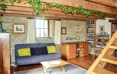 Coin salon dans l'établissement Beautiful Home In Loisia With Wifi