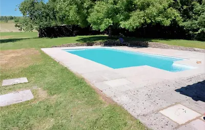 Piscine de l'établissement 9 Bedroom Nice Home In Gigny ou située à proximité