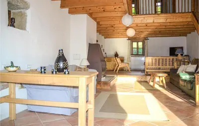 Coin salon dans l'établissement 9 Bedroom Nice Home In Gigny