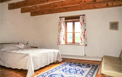 Un ou plusieurs lits dans un hébergement de l'établissement 9 Bedroom Nice Home In Gigny