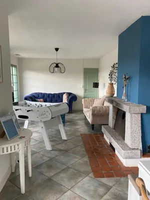 Coin salon dans l'établissement Villa des Suisses with Jacuzzi & View of Lake des Settons