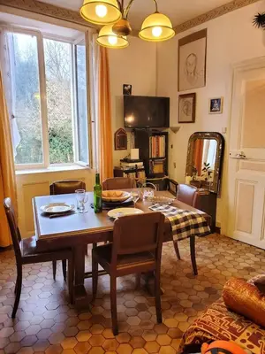 Cuisine ou kitchenette dans l'établissement Maison à l'ancienne avec grand terrain , animaux bienvenus