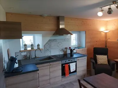 Cuisine ou kitchenette dans l'établissement Gîte Massatho tout confort avec jardin