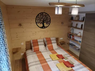 Un ou plusieurs lits dans un hébergement de l'établissement Gîte Massatho tout confort avec jardin