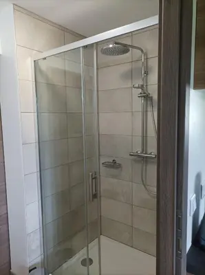Salle de bains dans l'établissement Gîte Massatho tout confort avec jardin