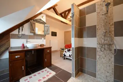 Salle de bains dans l'établissement La Maison Rouge Ladoix - Proche Beaune