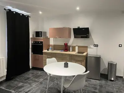 Cuisine ou kitchenette dans l'établissement Joli appartement