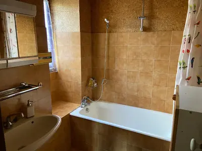 Salle de bains dans l'établissement Ancienne ferme Bourguignonne en bord de rivière, grand terrain arboré, et clos