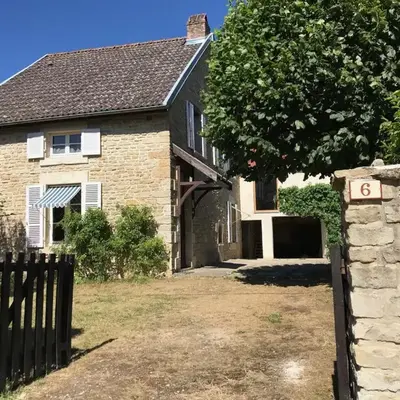 Ancienne ferme Bourguignonne en bord de rivière