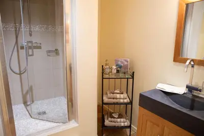 Salle de bains dans l'établissement Le Clos de la Chouette
