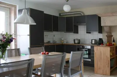 Cuisine ou kitchenette dans l'établissement La Fontenelle - Lovely Holiday House with Swimming Pool