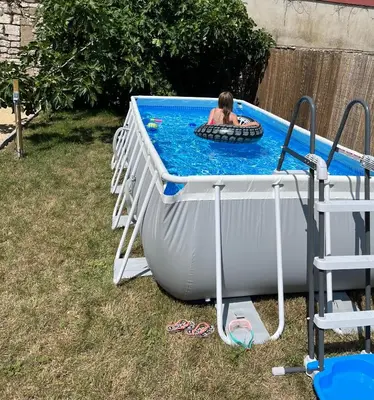 Piscine de l'établissement Côte-et-vins Gite du Prieuré ou située à proximité