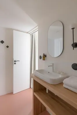 Salle de bains dans l'établissement Hôtel Le Prieuré