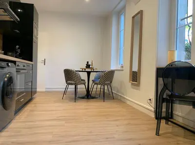 Cuisine ou kitchenette dans l'établissement Appartement chaleureux