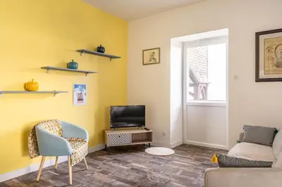 Télévision ou salle de divertissement dans l'établissement Superbe appartement avec parking gratuit