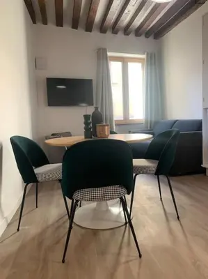Télévision ou salle de divertissement dans l'établissement Appartement velouté