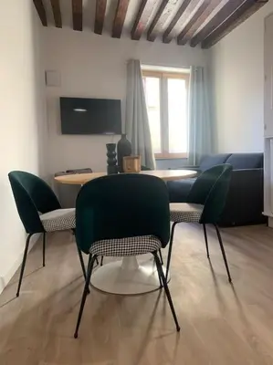 Télévision ou salle de divertissement dans l'établissement Appartement velouté