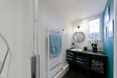 Salle de bains dans l'établissement Maison « De Ville en Vigne »