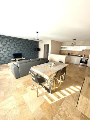 Coin salon dans l'établissement Le Petit Phuket - Proche du centre ville de Mâcon - Appartement confortable et calme - Stationnement facile à proximité