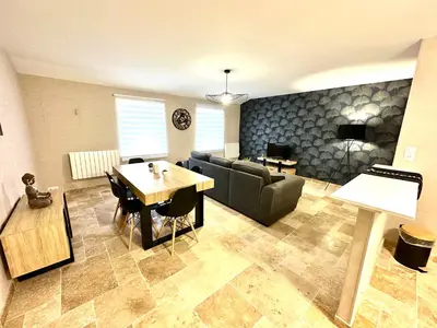 Coin salon dans l'établissement Le Petit Phuket - Proche du centre ville de Mâcon - Appartement confortable et calme - Stationnement facile à proximité