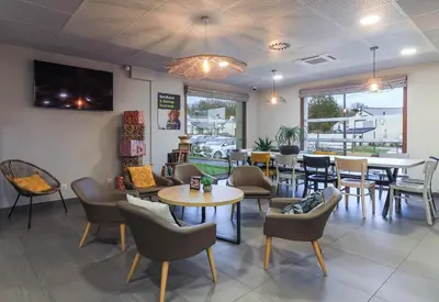 Coin salon dans l'établissement B&B HOTEL Le Creusot Montchanin