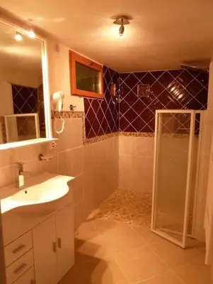 Salle de bains dans l'établissement Gîte des Cèdres Ferienwohnung à Ameugny Taizé Cluny