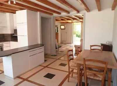 Cuisine ou kitchenette dans l'établissement Gîte des Cèdres Ferienwohnung à Ameugny Taizé Cluny