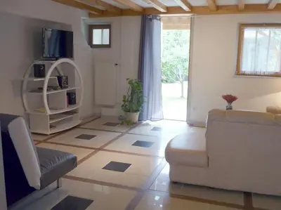 Télévision ou salle de divertissement dans l'établissement Gîte des Cèdres Ferienwohnung à Ameugny Taizé Cluny