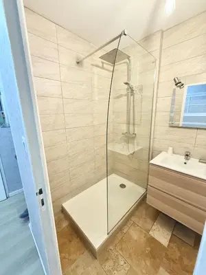Salle de bains dans l'établissement Le Rétro - Appartement 2 chambres confortable et calme - Proche du centre ville de Mâcon - Stationnement facile à proximité
