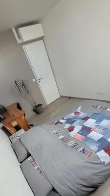 Un ou plusieurs lits dans un hébergement de l'établissement Maison duplex de ville avec terrasse et clim