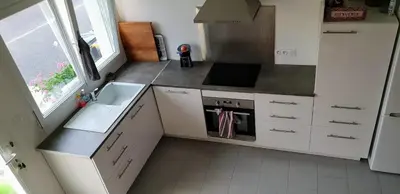 Cuisine ou kitchenette dans l'établissement Maison duplex de ville avec terrasse et clim