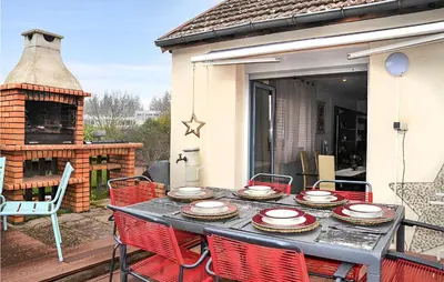 Balcon ou terrasse dans l'établissement 3 Bedroom Awesome Apartment In Autun