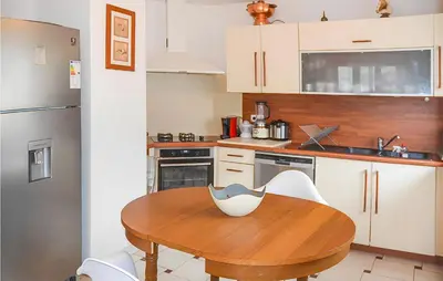 Cuisine ou kitchenette dans l'établissement 3 Bedroom Awesome Apartment In Autun