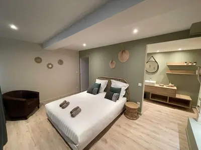 Un ou plusieurs lits dans un hébergement de l'établissement Suite cosy au cœur de Vinzelles proche Mâcon Tout équipé avec salon d'extérieur