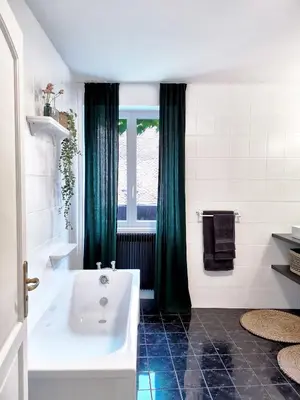 Salle de bains dans l'établissement La Diligence, gîte de caractère au cœur d'Arbois