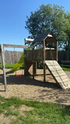 Aire de jeux pour enfants de l'établissement DOMAINE DES GALINACES ROULOTTE LA ROUSSETTE 2-4P