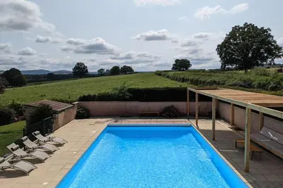 Piscine de l'établissement Large Gte With Pool In Peaceful Burgundy ou située à proximité