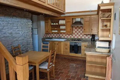 Cuisine ou kitchenette dans l'établissement Large Gte With Pool In Peaceful Burgundy