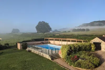 Piscine de l'établissement Small Gte For 2 With Pool In Peaceful Burgundy ou située à proximité