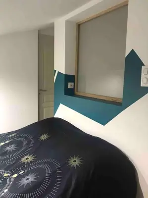 Un ou plusieurs lits dans un hébergement de l'établissement L'Imprévu est une maison individuelle.