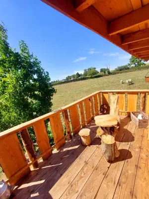 Balcon ou terrasse dans l'établissement Cabane insolite TOUT CONFORT Chalet Gites Luzy Morvan Bourgogne