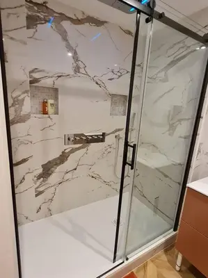 Salle de bains dans l'établissement Spa-Sauna-Ciel de pluie tropicale-Champagne Nuit Romantique - Escapade Mâconnaise