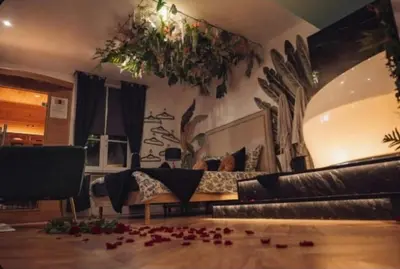 Coin salon dans l'établissement Spa-Sauna-Ciel de pluie tropicale-Champagne Nuit Romantique - Escapade Mâconnaise