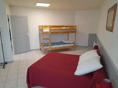 Un ou plusieurs lits dans un hébergement de l'établissement Appartement Au Bord Du Canal
