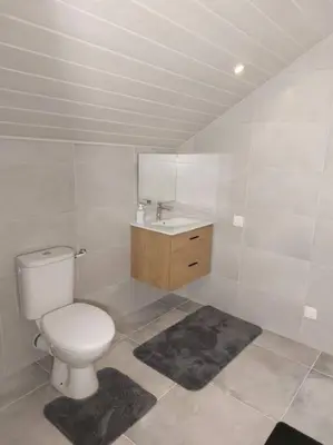 Salle de bains dans l'établissement Famille House 202