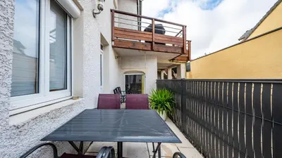 Balcon ou terrasse dans l'établissement La Grotte Bourguignonne, Terrasse extérieure