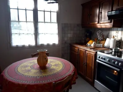 Cuisine ou kitchenette dans l'établissement La maison des amoureux de ballades dans le Jura