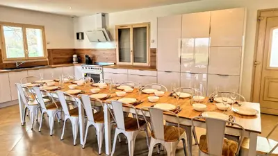 Cuisine ou kitchenette dans l'établissement Les retrouvailles des Ducs by Vindihouses - piscine chauffé toute l'année - billard