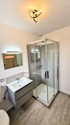 Salle de bains dans l'établissement Les retrouvailles des Ducs by Vindihouses - piscine chauffé toute l'année - billard